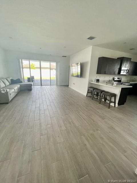 最近租的: $3,500 (3 贝兹, 2 浴室, 1979 平方英尺)