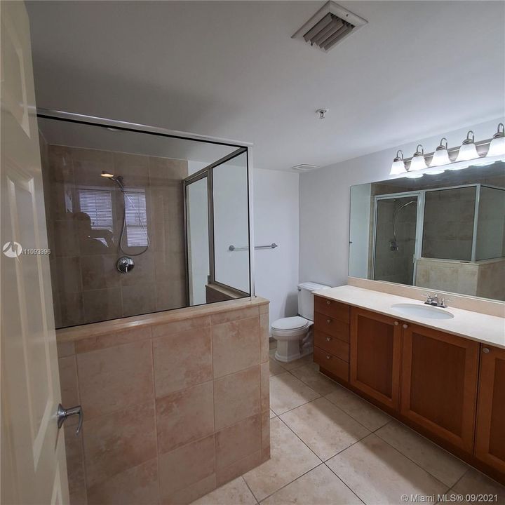 Recently Sold: $585,000 (2 beds, 2 baths, 1204 Square Feet)