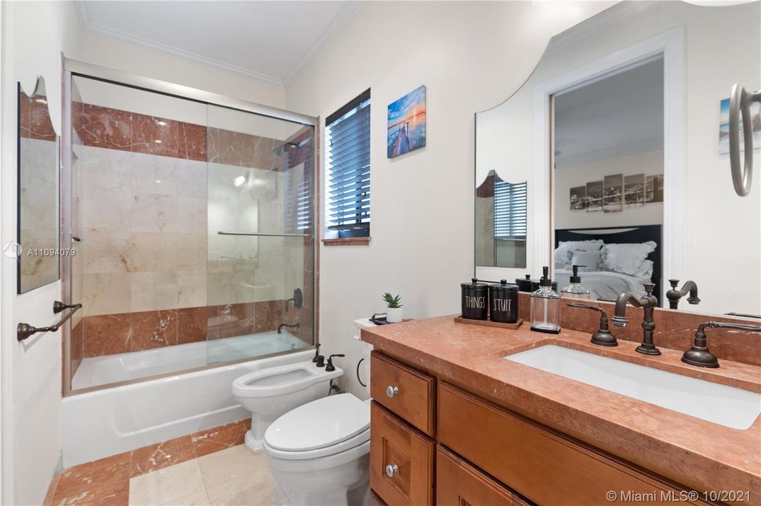 Недавно продано: $2,100,000 (5 спален, 5 ванн, 4351 Квадратных фут)