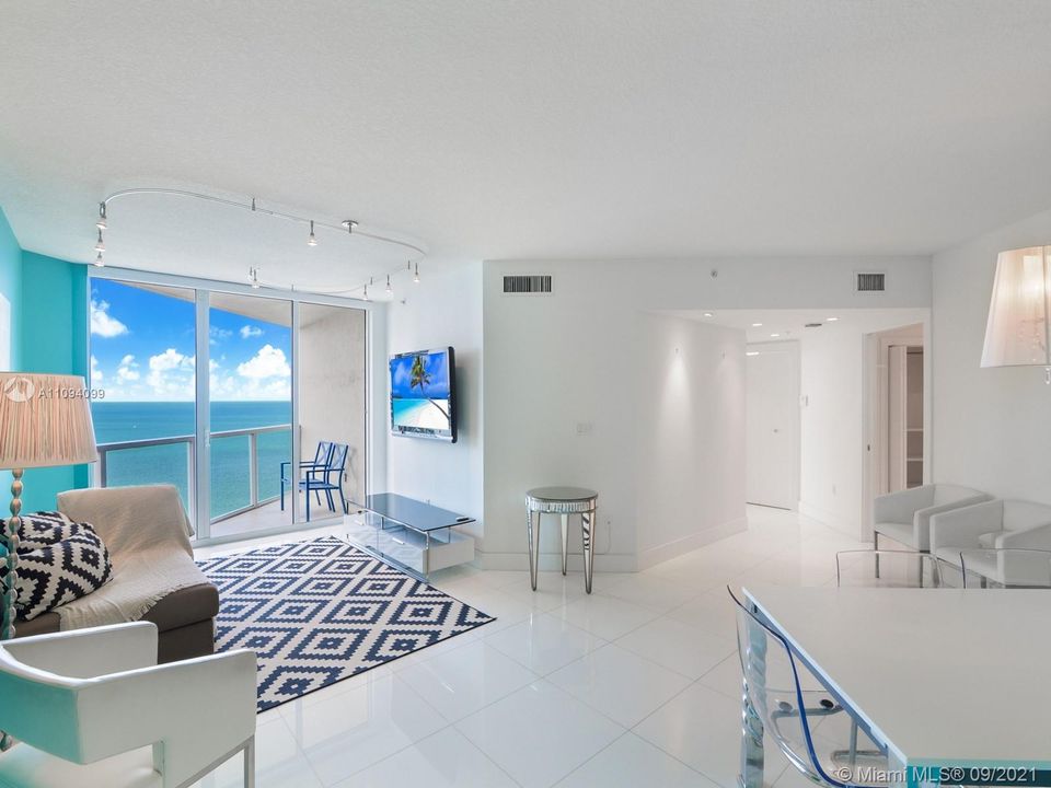 Recently Sold: $1,050,000 (3 beds, 3 baths, 1637 Square Feet)