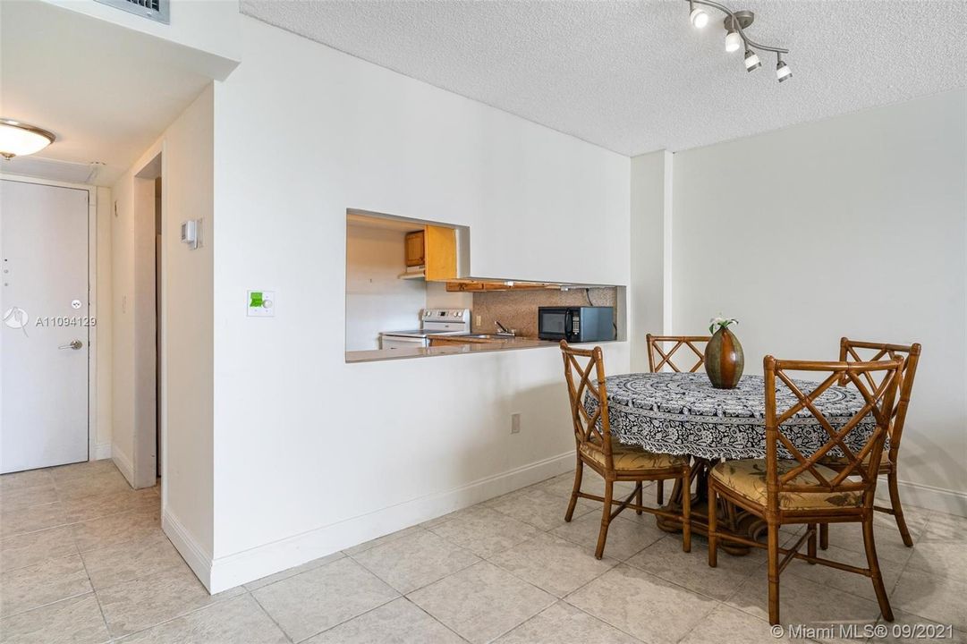 Recently Sold: $325,000 (1 beds, 2 baths, 824 Square Feet)
