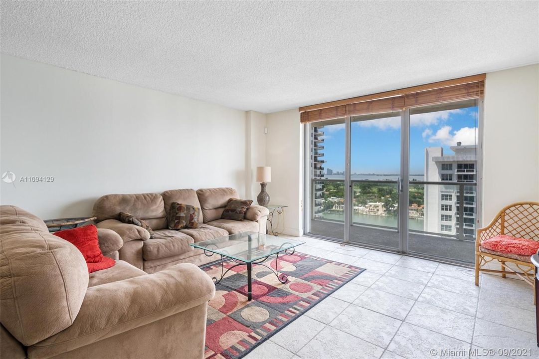 Recently Sold: $325,000 (1 beds, 2 baths, 824 Square Feet)