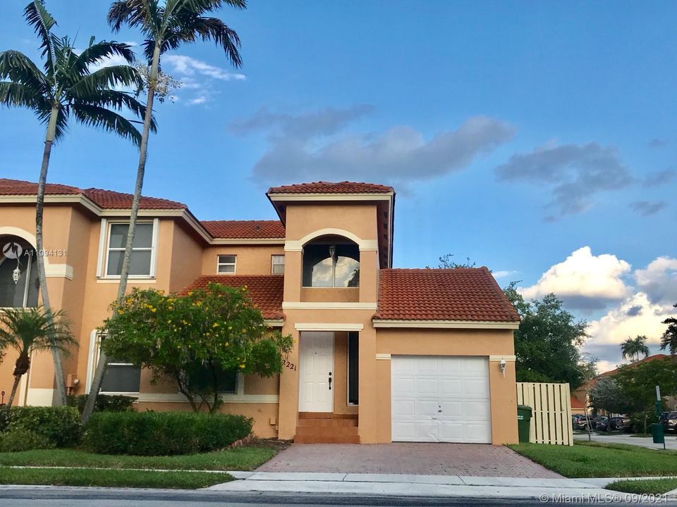 Recently Sold: $325,000 (2 beds, 2 baths, 996 Square Feet)