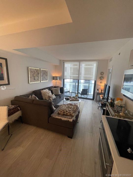 Recently Sold: $430,000 (1 beds, 1 baths, 684 Square Feet)