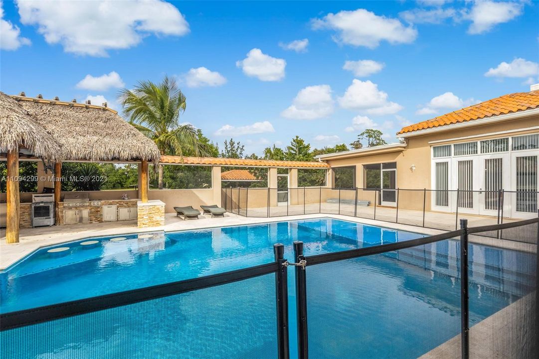 Vendido Recientemente: $1,299,900 (5 camas, 4 baños, 4491 Pies cuadrados)