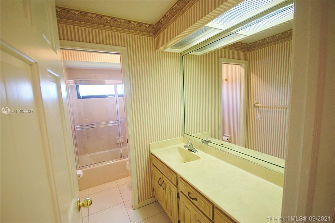 最近售出: $1,175,000 (4 贝兹, 4 浴室, 3181 平方英尺)