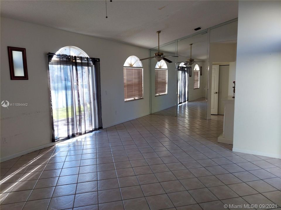 Vendido Recientemente: $530,000 (4 camas, 3 baños, 2237 Pies cuadrados)