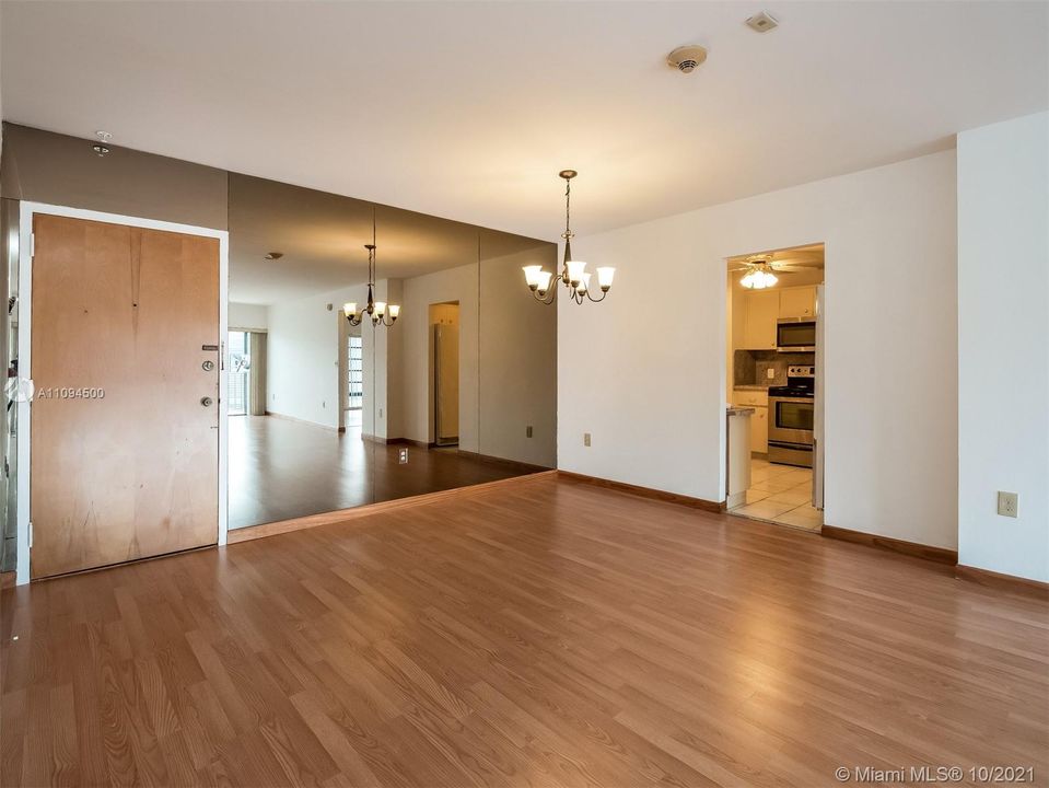 Recently Sold: $580,000 (2 beds, 2 baths, 1311 Square Feet)