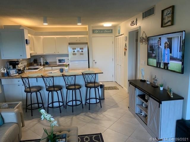 Recently Sold: $235,000 (1 beds, 1 baths, 689 Square Feet)