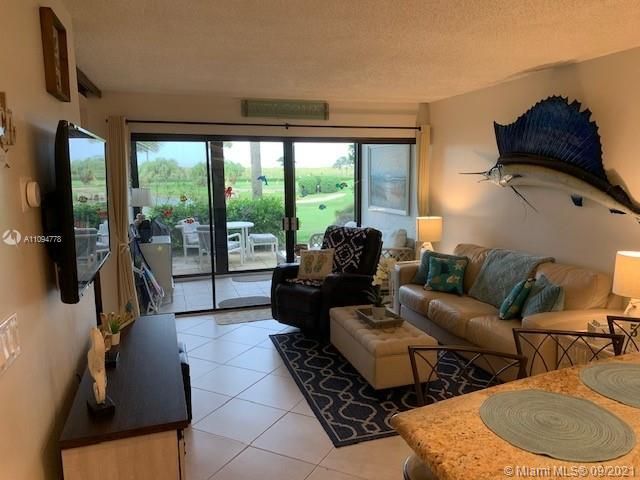 Recently Sold: $235,000 (1 beds, 1 baths, 689 Square Feet)