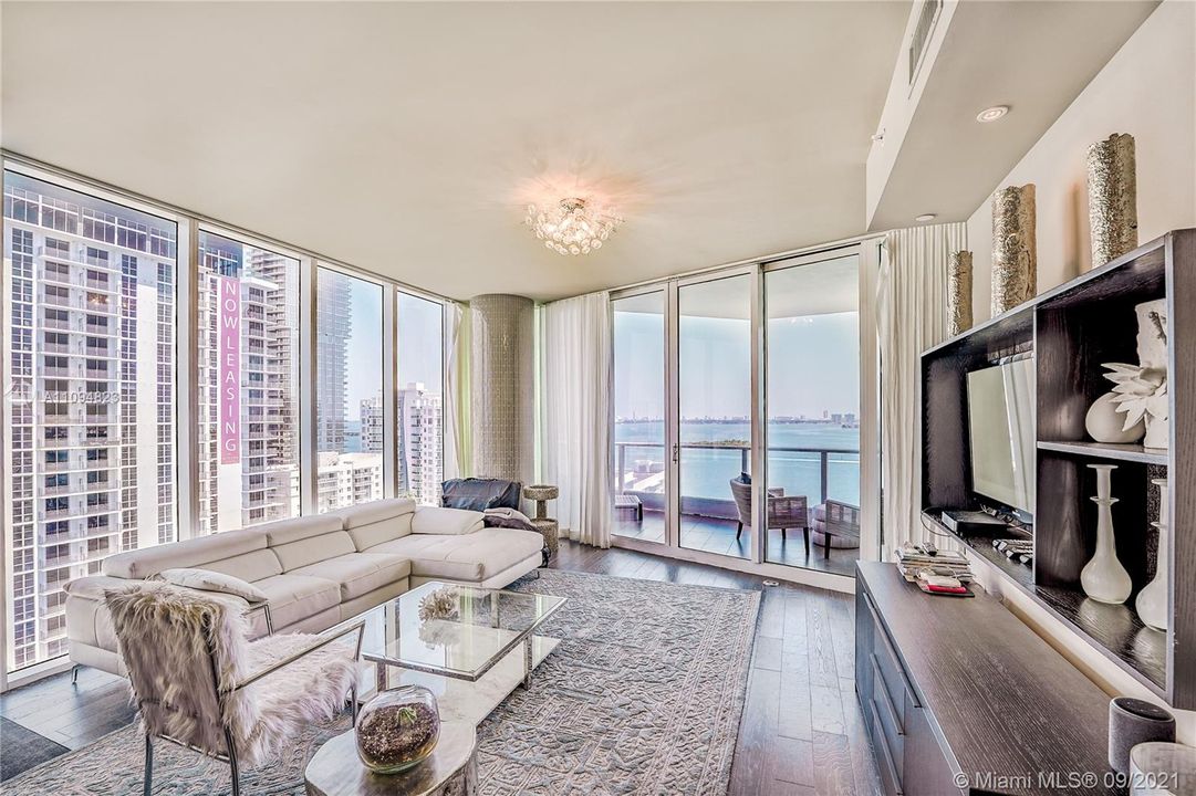 Recently Sold: $1,249,000 (2 beds, 2 baths, 1588 Square Feet)