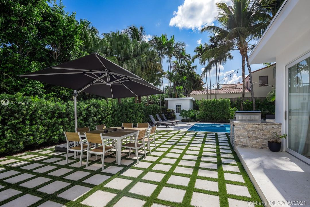 Recently Sold: $3,850,000 (4 beds, 3 baths, 2708 Square Feet)
