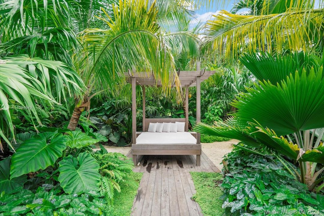 paradise - day bed surrounded  by amazing landscaping