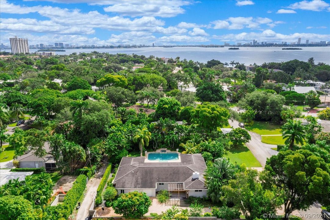 Recently Sold: $2,599,000 (5 beds, 4 baths, 2984 Square Feet)