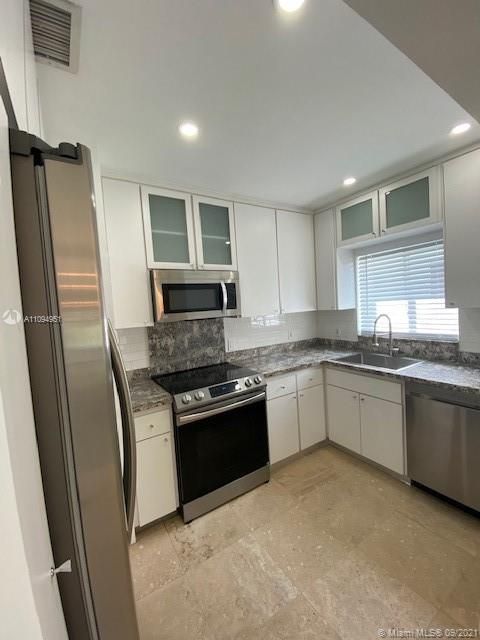 Recently Sold: $849,000 (3 beds, 2 baths, 1560 Square Feet)