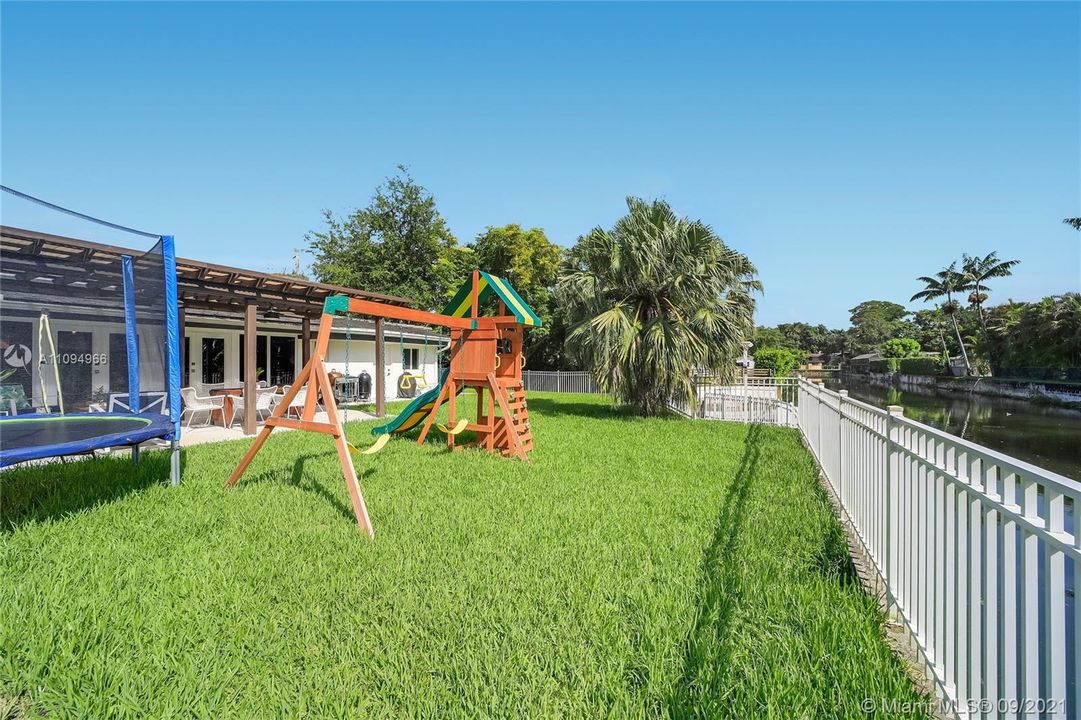 Recently Sold: $984,000 (3 beds, 2 baths, 1989 Square Feet)