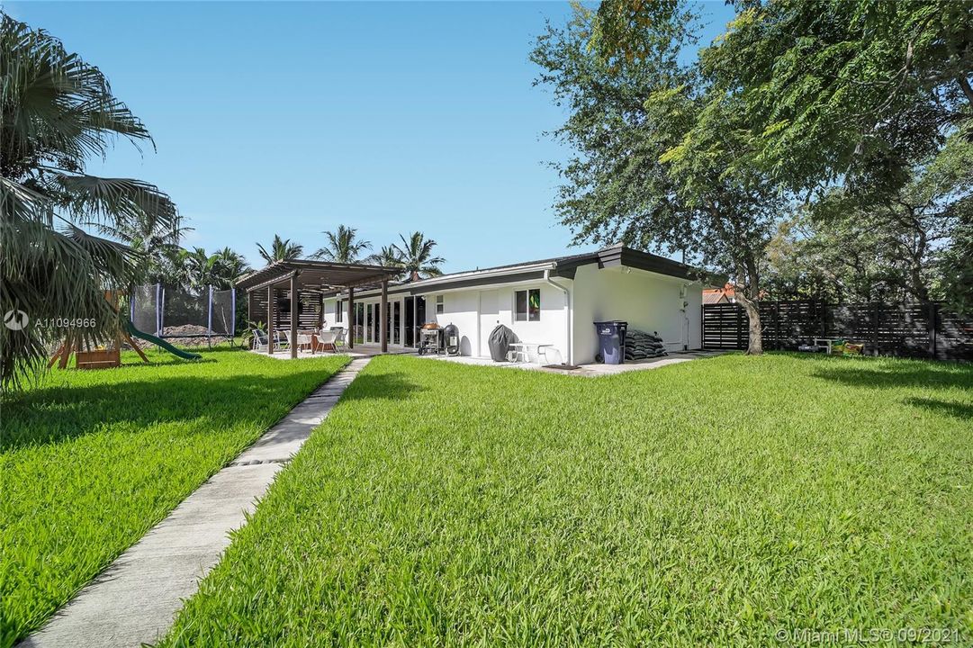 Recently Sold: $984,000 (3 beds, 2 baths, 1989 Square Feet)