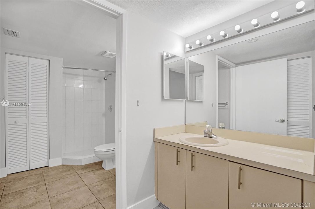 Recently Sold: $365,000 (2 beds, 2 baths, 1030 Square Feet)