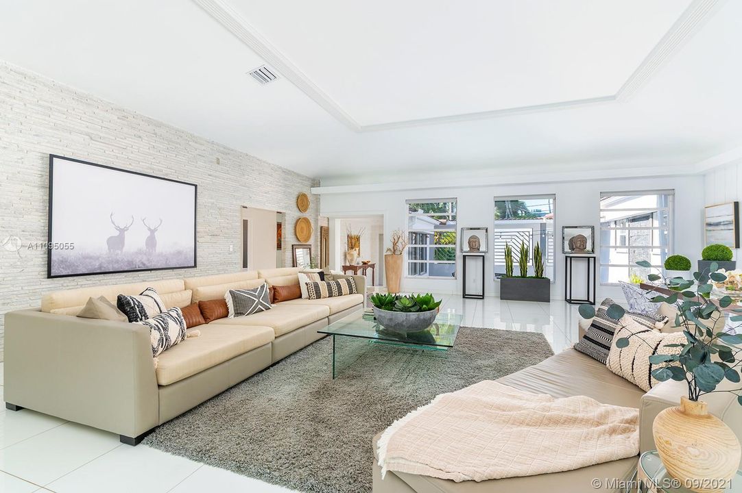 Recently Sold: $3,299,000 (4 beds, 3 baths, 3699 Square Feet)