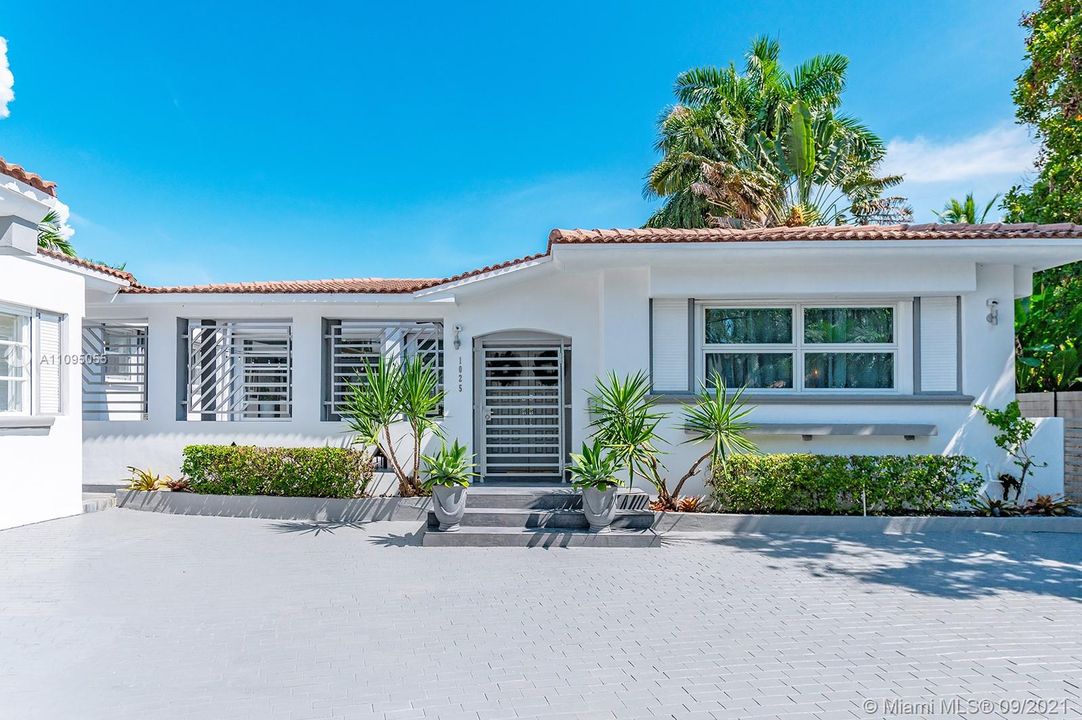 Recently Sold: $3,299,000 (4 beds, 3 baths, 3699 Square Feet)