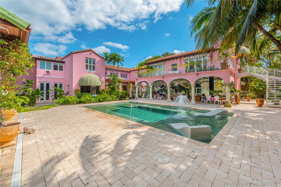 Recently Sold: $6,250,000 (6 beds, 6 baths, 6638 Square Feet)