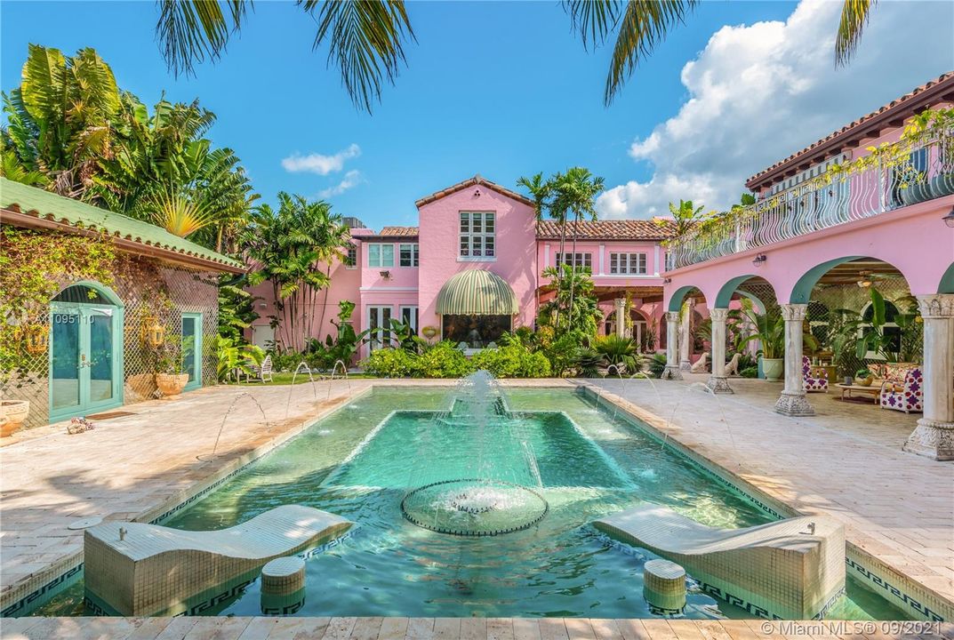 Recently Sold: $6,250,000 (6 beds, 6 baths, 6638 Square Feet)