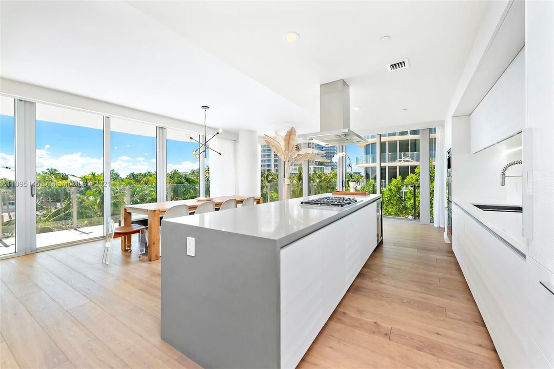 Recently Sold: $4,700,000 (5 beds, 5 baths, 3041 Square Feet)