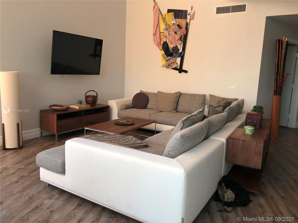 Recently Rented: $7,500 (3 beds, 3 baths, 2196 Square Feet)