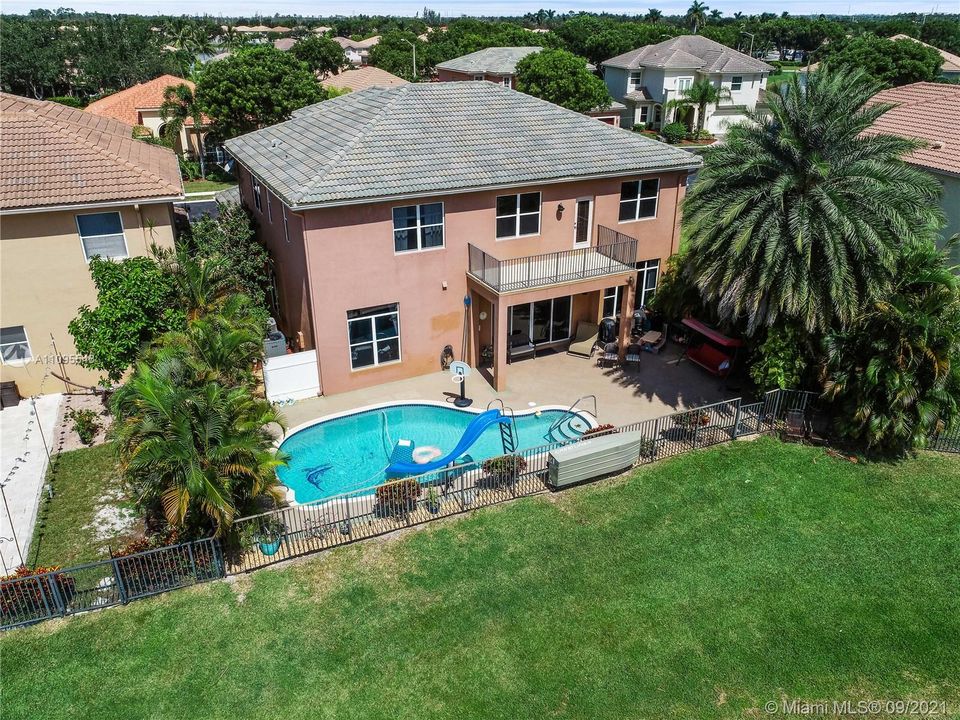 Recently Sold: $750,000 (5 beds, 5 baths, 4394 Square Feet)