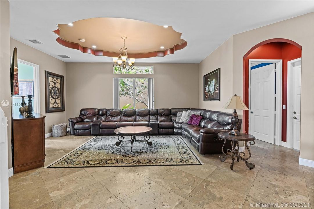 Recently Sold: $750,000 (5 beds, 5 baths, 4394 Square Feet)