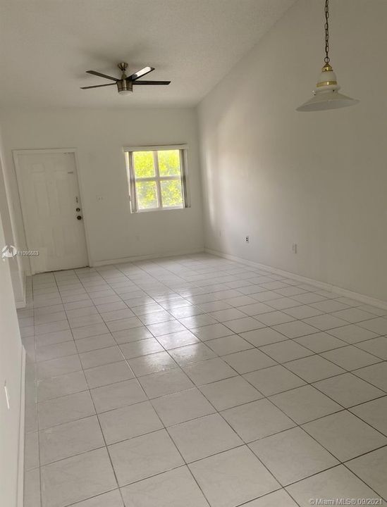 Recently Rented: $1,700 (2 beds, 2 baths, 900 Square Feet)