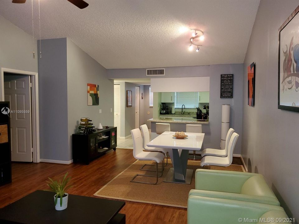 Recently Rented: $2,200 (2 beds, 2 baths, 981 Square Feet)