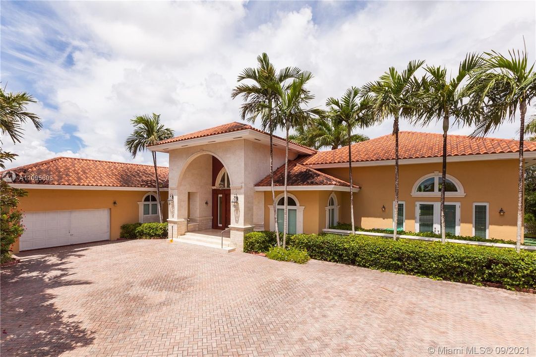 Recently Sold: $2,100,000 (5 beds, 4 baths, 4207 Square Feet)