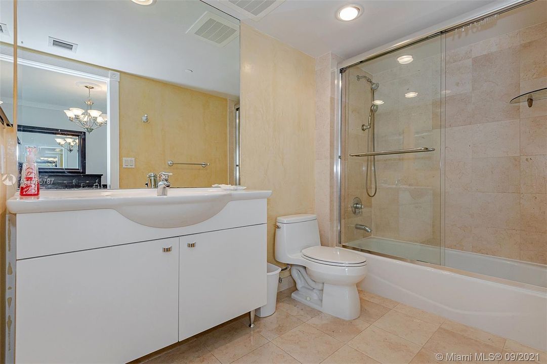 最近售出: $1,649,000 (3 贝兹, 3 浴室, 2078 平方英尺)