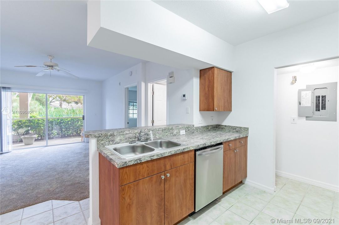 Recently Sold: $179,900 (1 beds, 1 baths, 713 Square Feet)