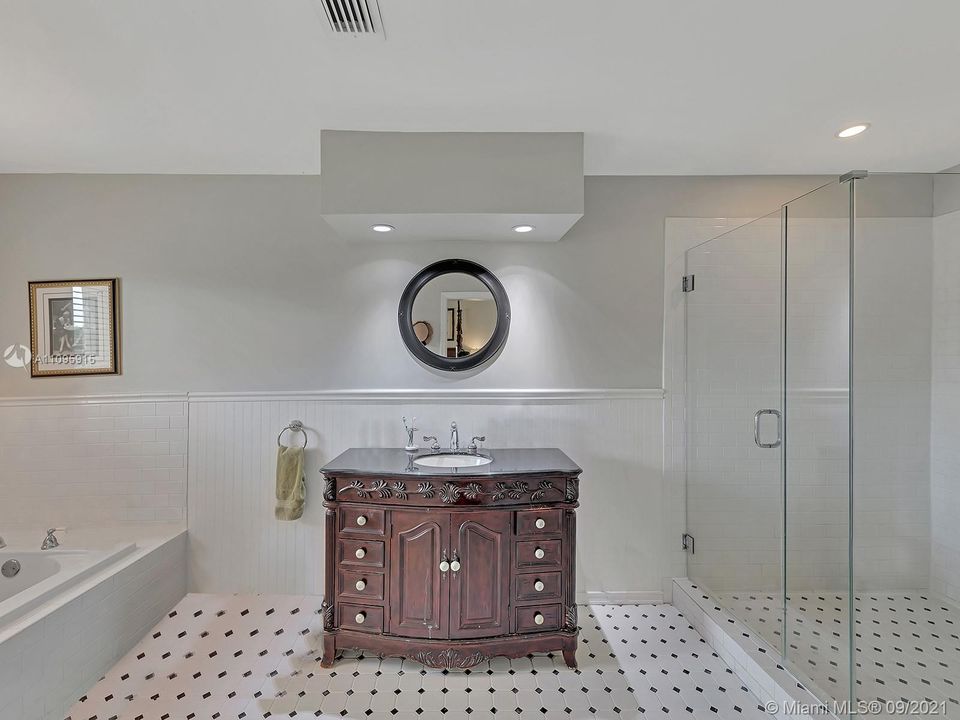 最近售出: $2,590,000 (6 贝兹, 4 浴室, 4322 平方英尺)