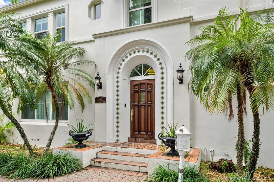 Recently Sold: $2,200,000 (5 beds, 3 baths, 3066 Square Feet)