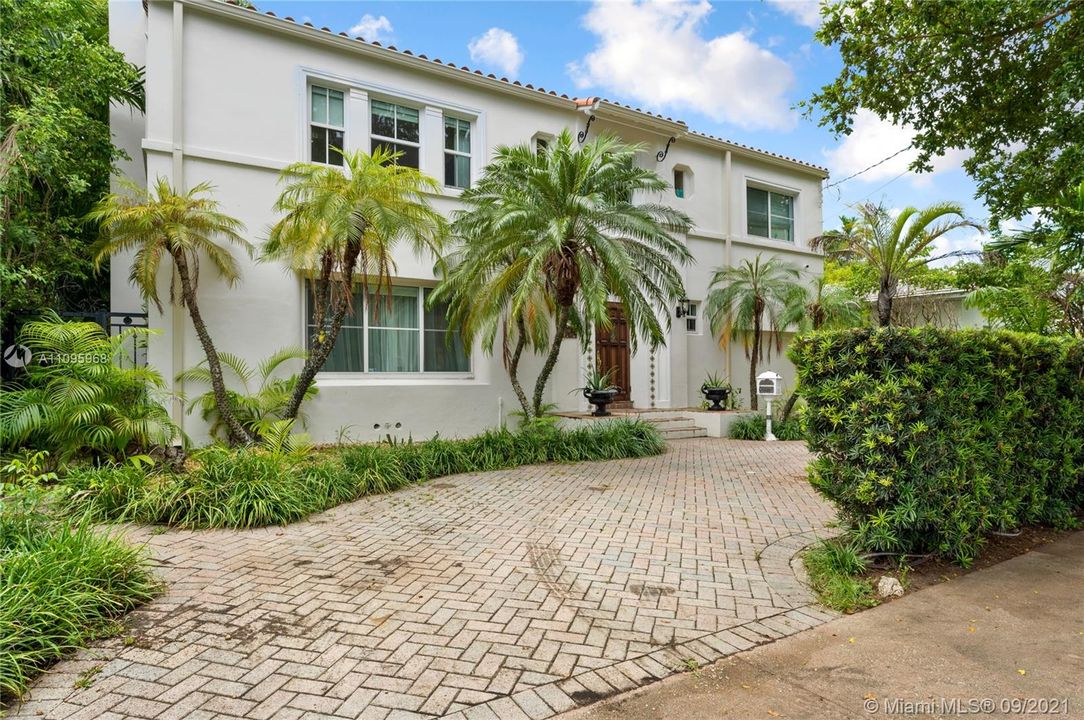 Recently Sold: $2,200,000 (5 beds, 3 baths, 3066 Square Feet)