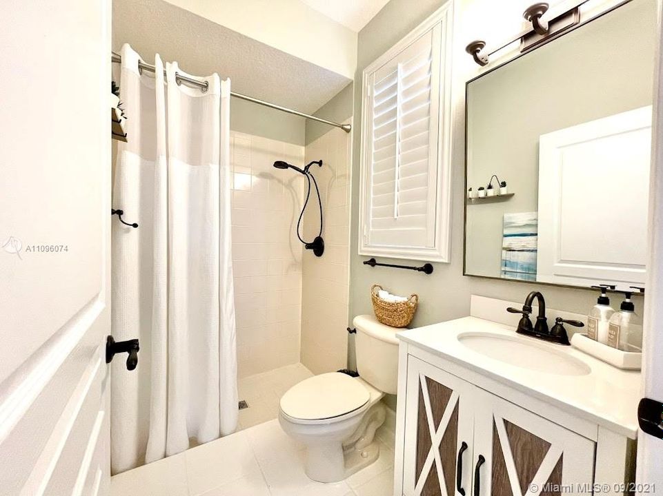 Недавно продано: $775,000 (6 спален, 3 ванн, 3719 Квадратных фут)