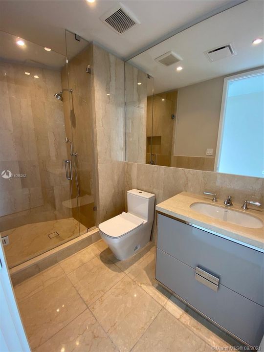 最近租的: $14,500 (2 贝兹, 2 浴室, 1447 平方英尺)