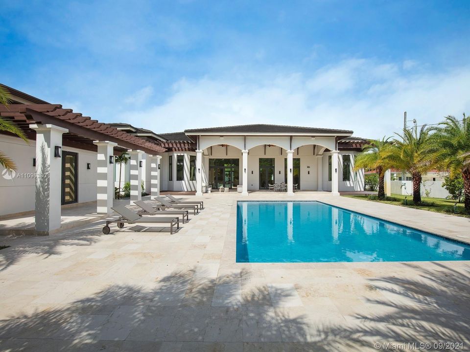 Recently Sold: $6,995,000 (7 beds, 7 baths, 6999 Square Feet)