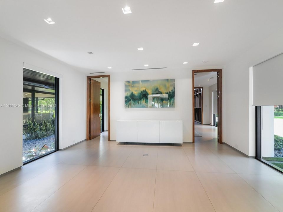 Recently Sold: $4,395,000 (5 beds, 4 baths, 6391 Square Feet)