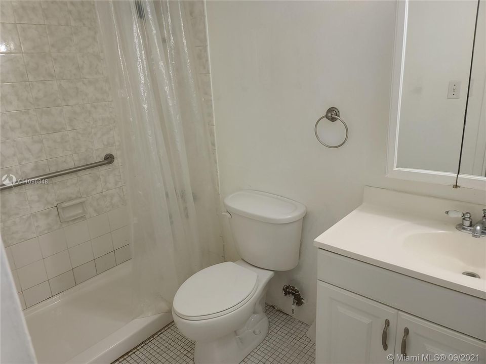 最近售出: $140,000 (1 贝兹, 1 浴室, 728 平方英尺)