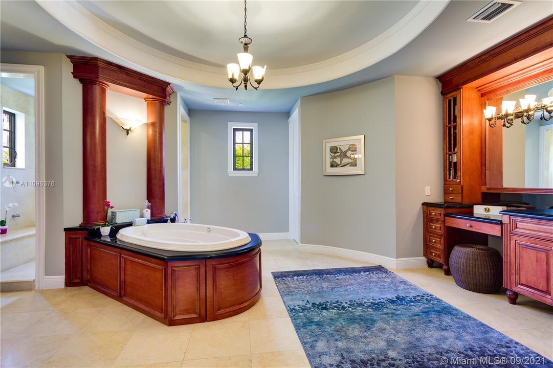 Недавно продано: $3,000,000 (7 спален, 8 ванн, 6371 Квадратных фут)