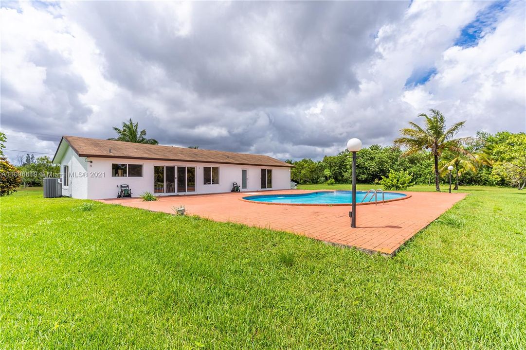 Recently Sold: $1,000,000 (3 beds, 2 baths, 2415 Square Feet)