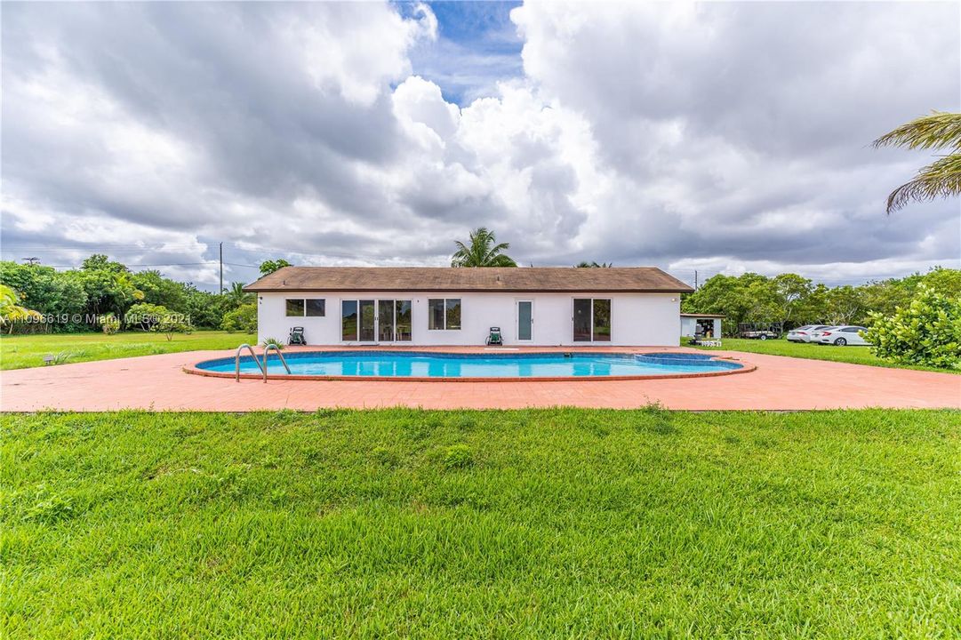 Recently Sold: $1,000,000 (3 beds, 2 baths, 2415 Square Feet)