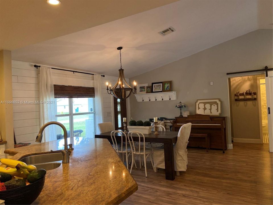 Recently Sold: $359,900 (3 beds, 2 baths, 1418 Square Feet)
