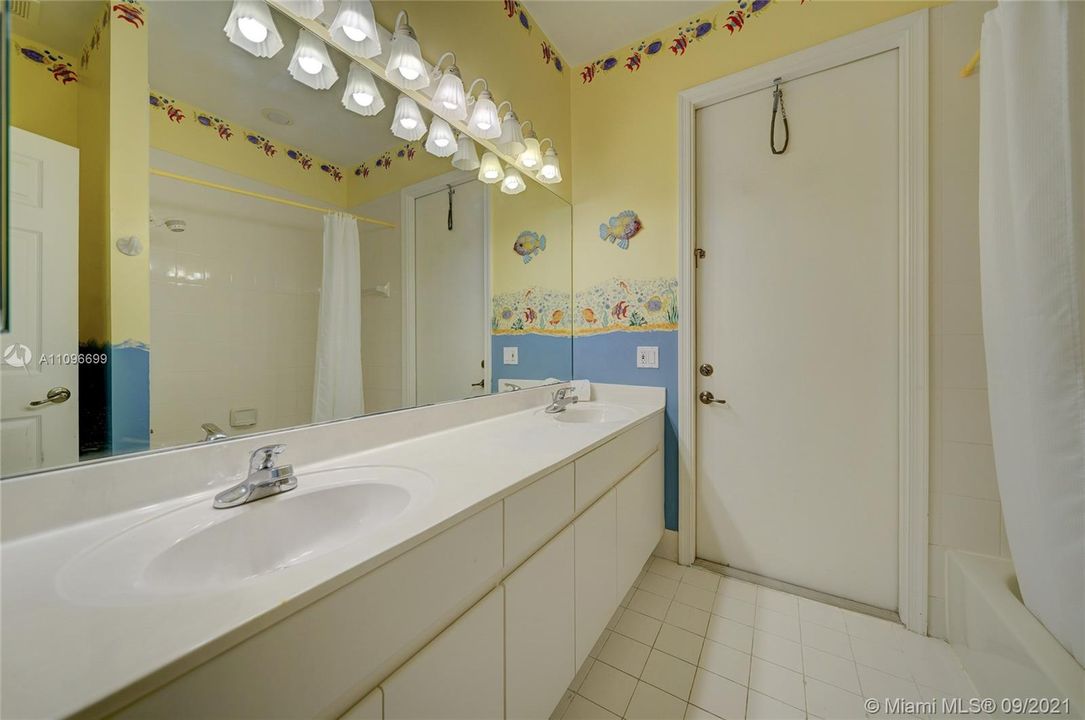 最近售出: $825,000 (5 贝兹, 3 浴室, 2925 平方英尺)