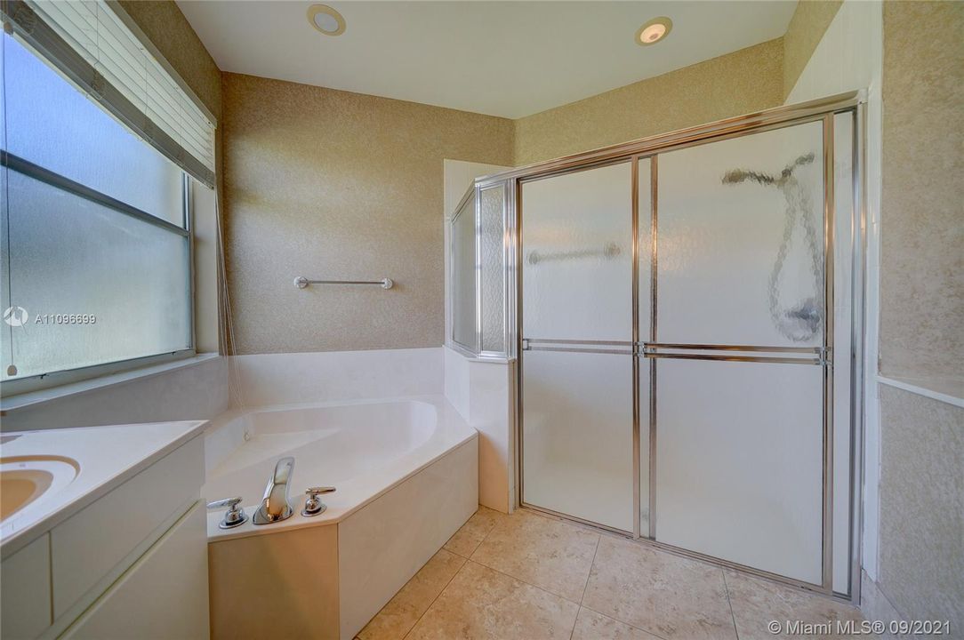 最近售出: $825,000 (5 贝兹, 3 浴室, 2925 平方英尺)
