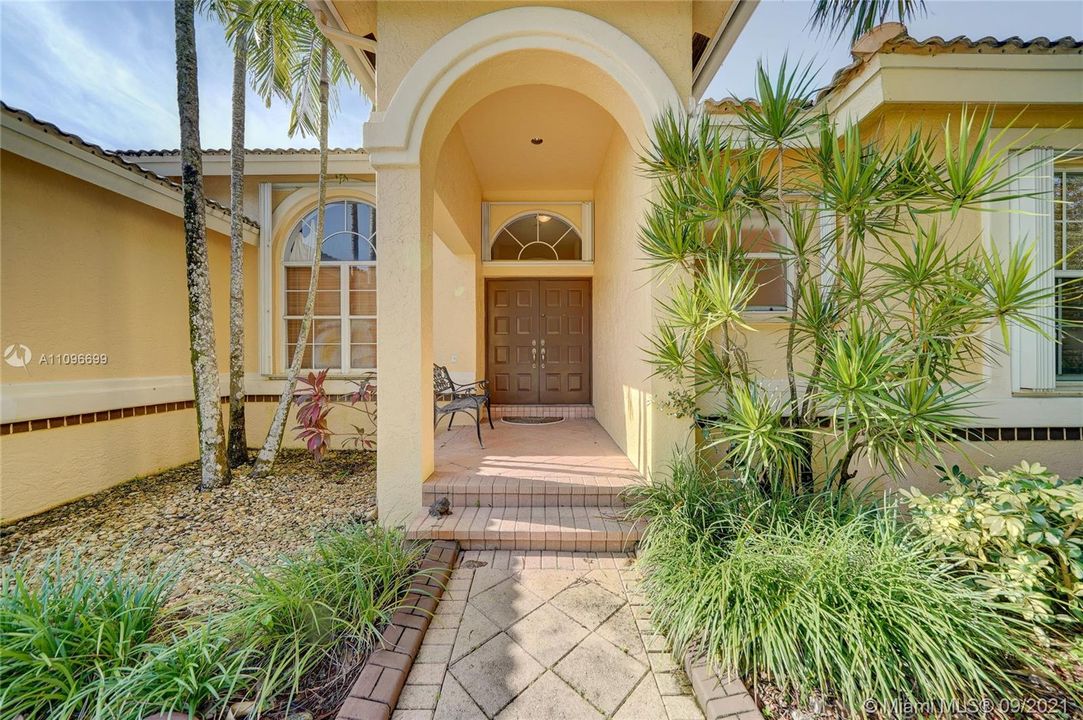 Recently Sold: $825,000 (5 beds, 3 baths, 2925 Square Feet)